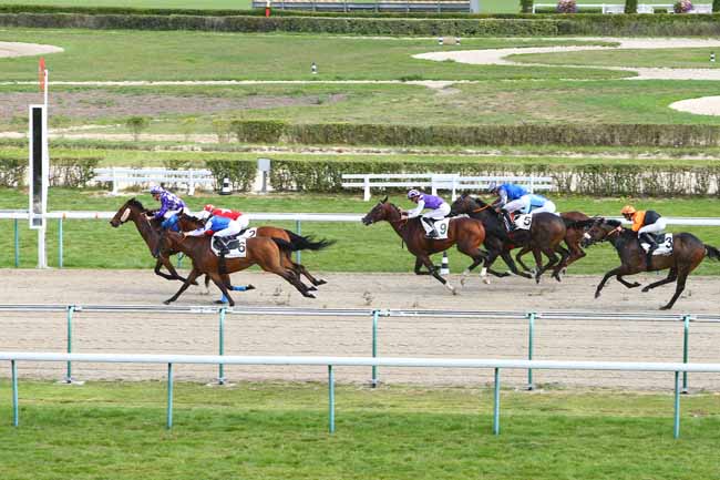 Photo d'arrivée de la course pmu PRIX DU COUESNON à DEAUVILLE le Jeudi 16 août 2018