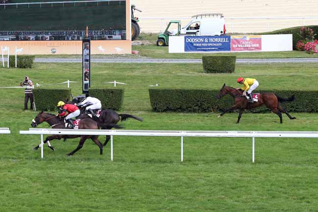 Photo d'arrivée de la course pmu PRIX DU CASINO TRANCHANT DE VILLERS-SUR-MER à CLAIREFONTAINE le Jeudi 23 août 2018