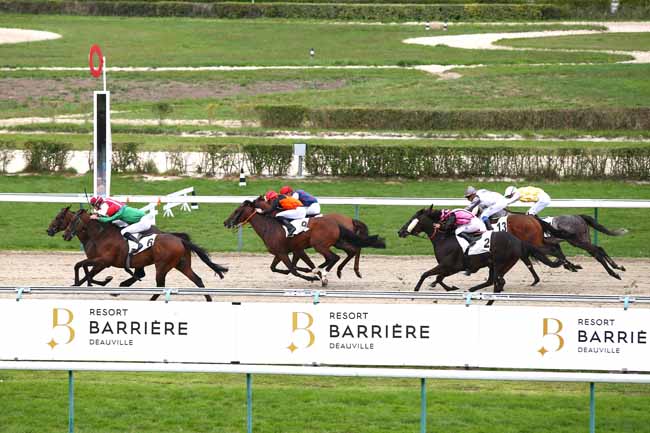 Photo d'arrivée de la course pmu PRIX HOTEL BARRIERE L'HOTEL DU GOLF - DEAUVILLE à DEAUVILLE le Dimanche 26 août 2018
