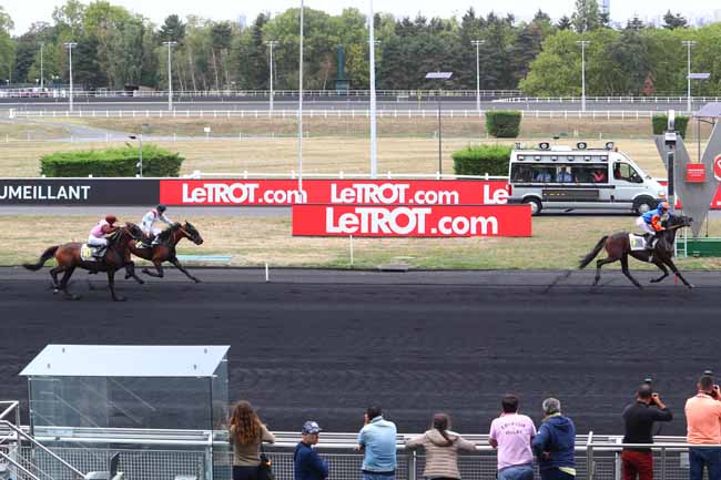 Photo d'arrivée de la course pmu PRIX DE CHATEAUMEILLANT à PARIS-VINCENNES le Lundi 27 août 2018