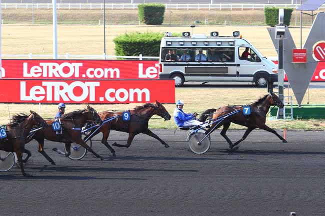 Photo d'arrivée de la course pmu PRIX D'AURILLAC à PARIS-VINCENNES le Lundi 27 août 2018