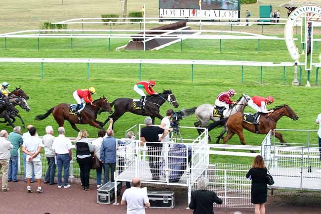Photo d'arrivée de la course pmu PRIX DE LA GARDE IMPERIALE à COMPIEGNE le Mardi 18 septembre 2018