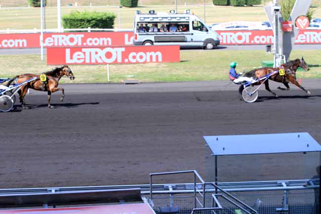 Photo d'arrivée de la course pmu PRIX DE MEHUN-SUR-YEVRE à PARIS-VINCENNES le Jeudi 20 septembre 2018