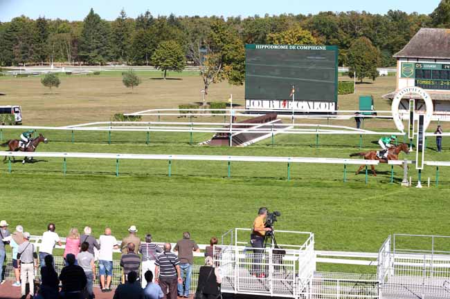 Photo d'arrivée de la course pmu STEEPLE-CHASE DE DEBUT à COMPIEGNE le Jeudi 27 septembre 2018