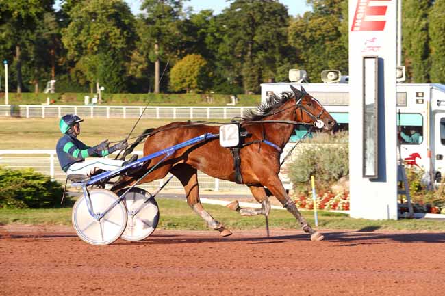 Photo d'arrivée de la course pmu PRIX DE LA PLACE DE L'ALMA (GR B) à ENGHIEN le Jeudi 27 septembre 2018