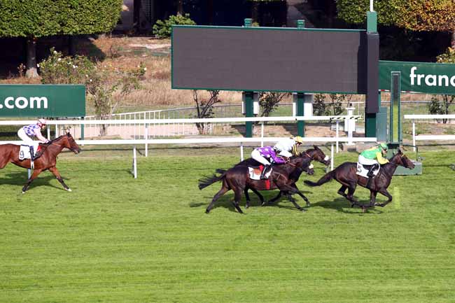 Photo d'arrivée de la course pmu PRIX DE HOUDAN à SAINT-CLOUD le Vendredi 28 septembre 2018