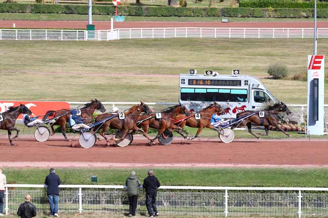 Photo d'arrivée de la course pmu PRIX DE SAINT-CHAMOND à ENGHIEN le Lundi 1 octobre 2018