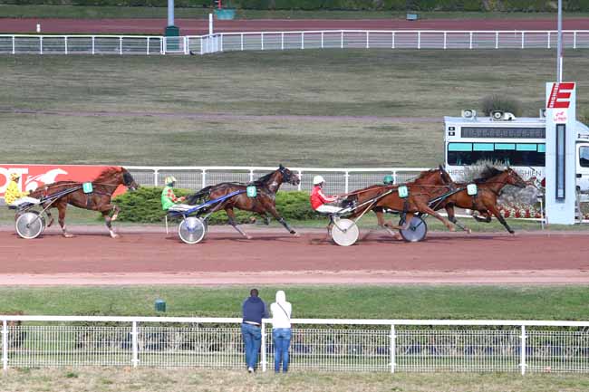 Photo d'arrivée de la course pmu PRIX DE LA PORTE DE COURCELLES (GR B) à ENGHIEN le Lundi 1 octobre 2018