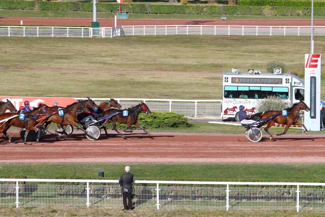 Photo d'arrivée de la course pmu PRIX DE SAULIEU à ENGHIEN le Lundi 1 octobre 2018