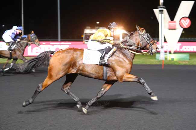 Photo d'arrivée de la course pmu PRIX ELIANE DE BELLAIGUE à PARIS-VINCENNES le Vendredi 5 octobre 2018