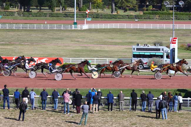 Photo d'arrivée de la course pmu PRIX DU PONT DES ARTS à ENGHIEN le Lundi 8 octobre 2018