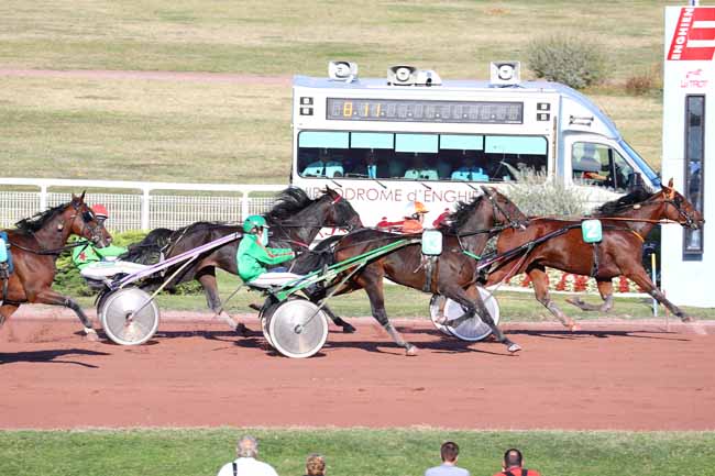 Photo d'arrivée de la course pmu PRIX DE LA PLACE DES VOSGES à ENGHIEN le Lundi 8 octobre 2018