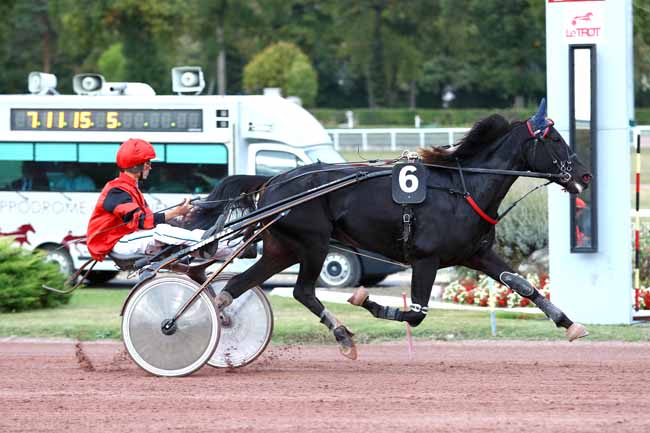 Photo d'arrivée de la course pmu PRIX DE PONT SAINT-MARTIN à ENGHIEN le Jeudi 11 octobre 2018