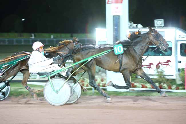 Photo d'arrivée de la course pmu PRIX DE NEUILLY-EN-THELLE à ENGHIEN le Jeudi 11 octobre 2018