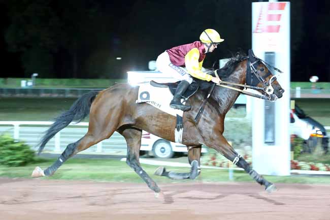 Photo d'arrivée de la course pmu PRIX DE LA PORTE SAINT-DENIS à ENGHIEN le Jeudi 11 octobre 2018