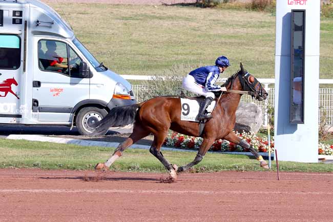 Photo d'arrivée de la course pmu PRIX DE LA PORTE D'IVRY à ENGHIEN le Lundi 15 octobre 2018