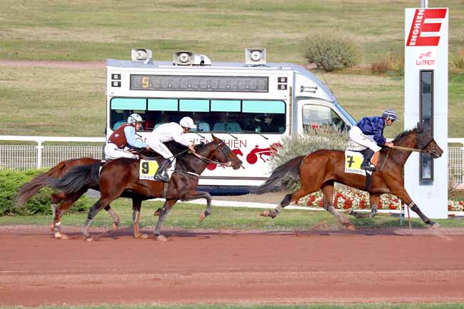Photo d'arrivée de la course pmu PRIX DE LA PLACE DU CANADA à ENGHIEN le Lundi 15 octobre 2018