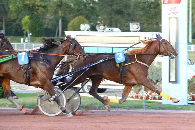 Photo d'arrivée de la course pmu PRIX DE LA PLACE SAINT-CHARLES à ENGHIEN le Lundi 22 octobre 2018