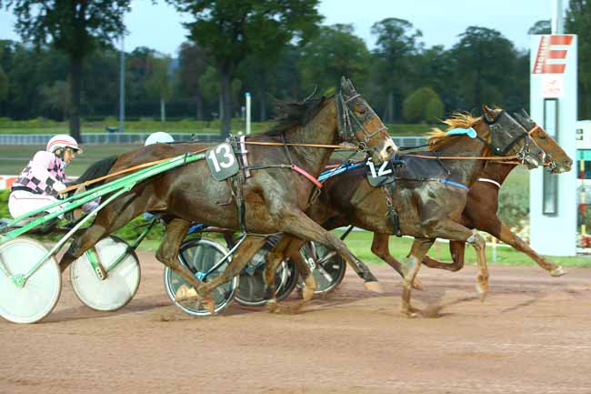 Photo d'arrivée de la course pmu PRIX DE L'AIGLE à ENGHIEN le Mercredi 24 octobre 2018