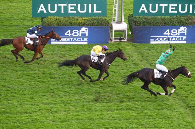 Photo d'arrivée de la course pmu PRIX MAURICE GILLOIS - GRAND STEEPLE-CHASE DES 4 ANS à AUTEUIL le Dimanche 4 novembre 2018