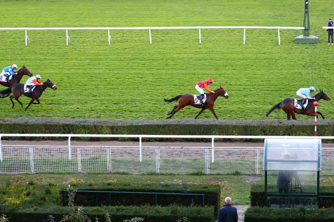 Photo d'arrivée de la course pmu PRIX DE VINCENNES à SAINT-CLOUD le Vendredi 9 novembre 2018