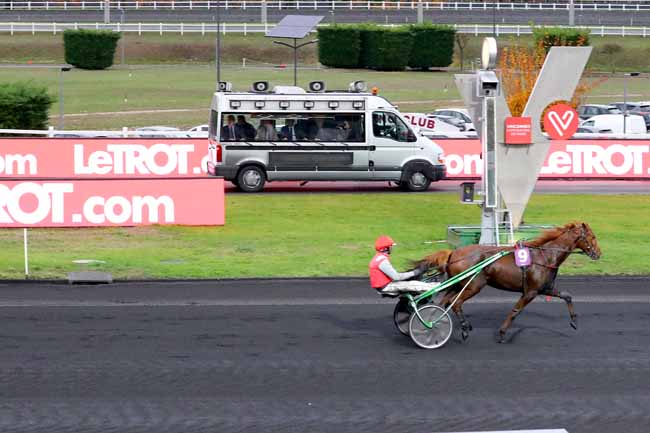 Photo d'arrivée de la course pmu PRIX DE COLOMBES à PARIS-VINCENNES le Lundi 12 novembre 2018