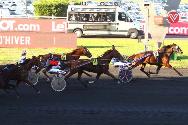 Photo d'arrivée de la course pmu COUPE DES AMATEURS (GR B) à PARIS-VINCENNES le Dimanche 18 novembre 2018