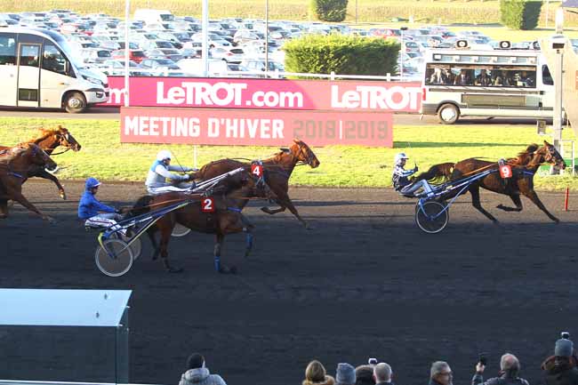 Photo d'arrivée de la course pmu PRIX DE COSSE-LE-VIVIEN à PARIS-VINCENNES le Dimanche 18 novembre 2018