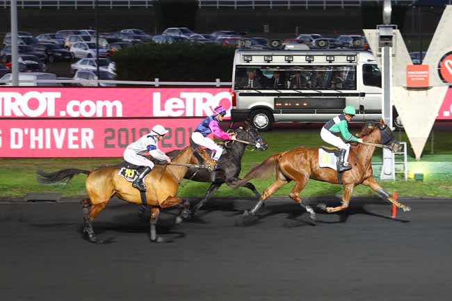 Photo d'arrivée de la course pmu PRIX DE BRIOUDE à PARIS-VINCENNES le Dimanche 18 novembre 2018