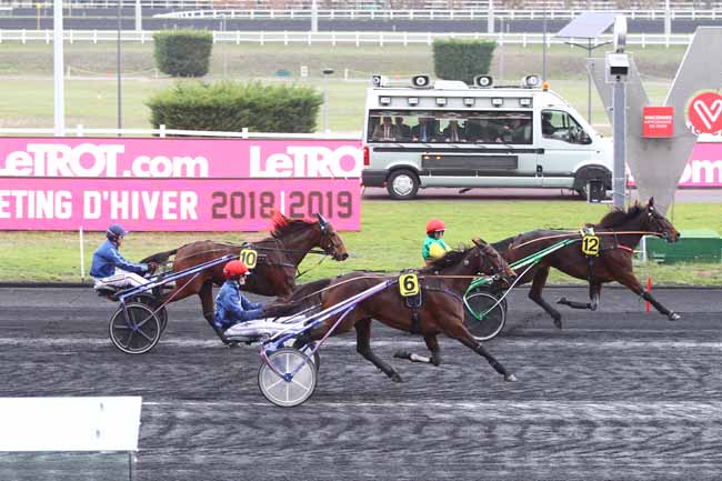 Photo d'arrivée de la course pmu PRIX DE SENONNES à PARIS-VINCENNES le Lundi 19 novembre 2018