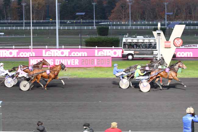 Photo d'arrivée de la course pmu PRIX DE CASTELNAUDARY à PARIS-VINCENNES le Lundi 19 novembre 2018