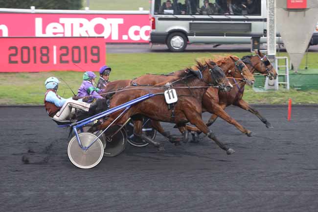 Photo d'arrivée de la course pmu PRIX DE JULLOUVILLE à PARIS-VINCENNES le Jeudi 22 novembre 2018
