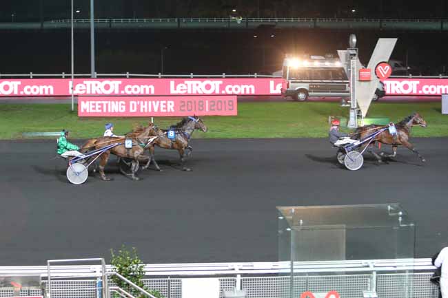 Photo d'arrivée de la course pmu PRIX DE CARENTAN à PARIS-VINCENNES le Jeudi 22 novembre 2018