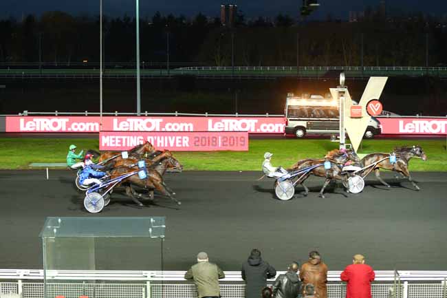 Photo d'arrivée de la course pmu PRIX DE BRESSUIRE à PARIS-VINCENNES le Samedi 24 novembre 2018