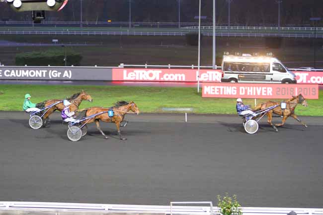 Photo d'arrivée de la course pmu PRIX DE CAUMONT (GR A) à PARIS-VINCENNES le Lundi 26 novembre 2018
