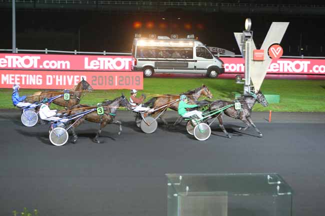 Photo d'arrivée de la course pmu PRIX DE CAUMONT (GR B) à PARIS-VINCENNES le Lundi 26 novembre 2018