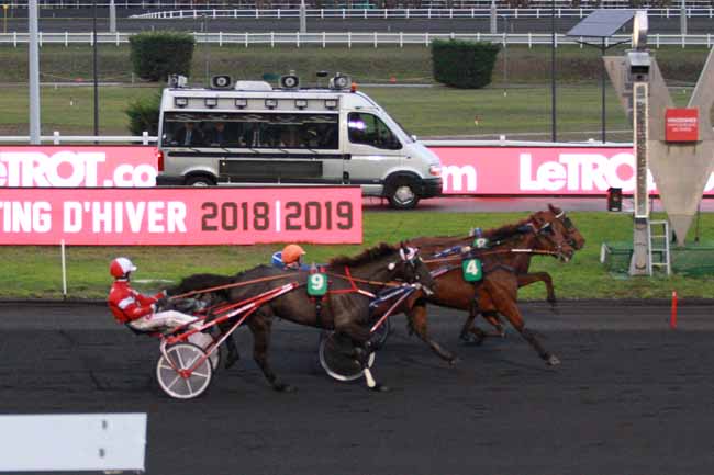 Photo d'arrivée de la course pmu PRIX DE BOUVILLE à PARIS-VINCENNES le Mercredi 28 novembre 2018