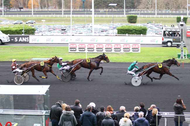 Photo d'arrivée de la course pmu LE TROT OPEN DES REGIONS - 5 ANS à PARIS-VINCENNES le Dimanche 2 décembre 2018