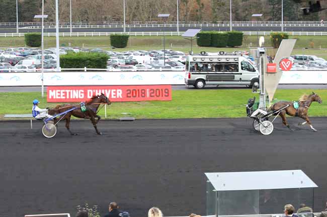 Photo d'arrivée de la course pmu PRIX MISS HIPPODROME à PARIS-VINCENNES le Dimanche 2 décembre 2018