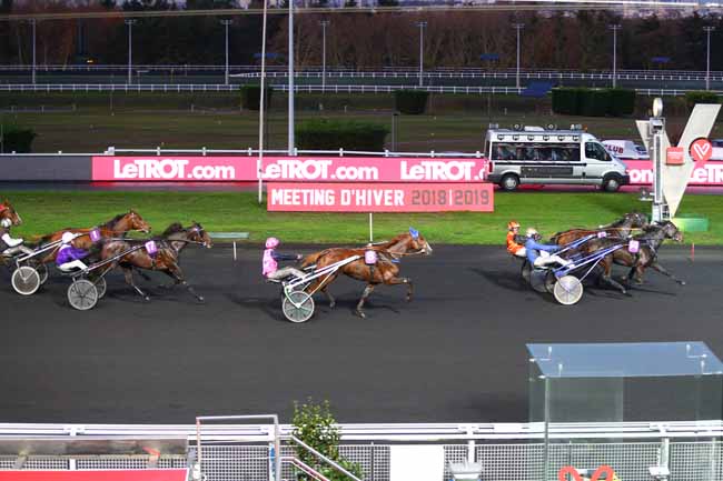 Photo d'arrivée de la course pmu PRIX D'HOSSEGOR à PARIS-VINCENNES le Lundi 3 décembre 2018