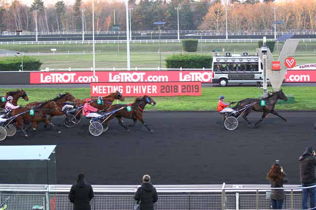 Photo d'arrivée de la course pmu PRIX DE BLANQUEFORT à PARIS-VINCENNES le Mercredi 12 décembre 2018