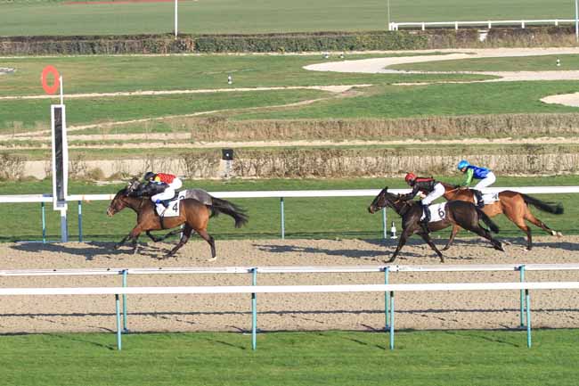 Photo d'arrivée de la course pmu PRIX KINGMAMBO à DEAUVILLE le Vendredi 14 décembre 2018