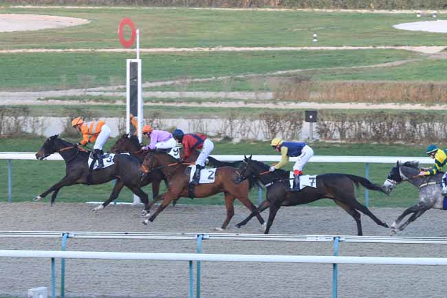 Photo d'arrivée de la course pmu PRIX FLYING WATER à DEAUVILLE le Vendredi 14 décembre 2018