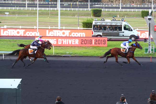 Photo d'arrivée de la course pmu PRIX DE JONVELLE à PARIS-VINCENNES le Mercredi 19 décembre 2018