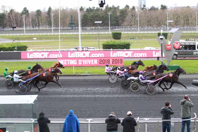 Photo d'arrivée de la course pmu PRIX DE PONS (GR A) à PARIS-VINCENNES le Vendredi 21 décembre 2018