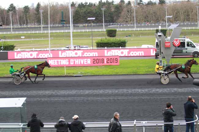 Photo d'arrivée de la course pmu PRIX DE PONS (GR B) à PARIS-VINCENNES le Vendredi 21 décembre 2018