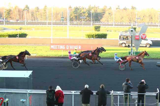 Photo d'arrivée de la course pmu PRIX DE BRASSAC-LES-MINES à PARIS-VINCENNES le Mardi 25 décembre 2018
