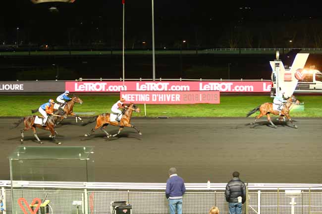 Photo d'arrivée de la course pmu PRIX DE COLLIOURE à PARIS-VINCENNES le Mardi 25 décembre 2018