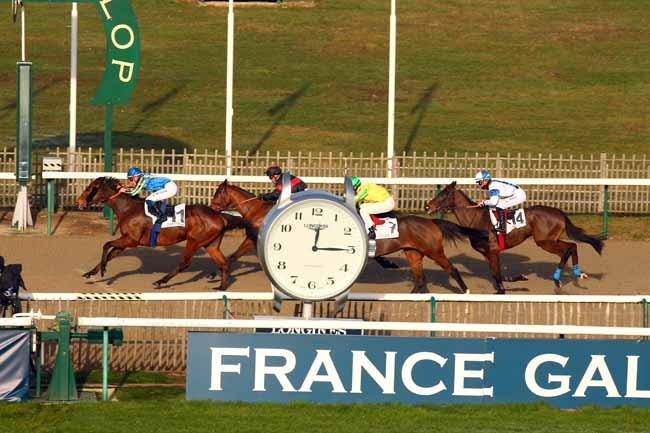 Photo d'arrivée de la course pmu PRIX DU CARREFOUR DES SIFFLEURS à CHANTILLY le Mercredi 26 décembre 2018