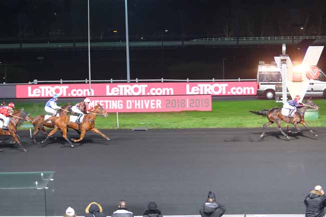 Photo d'arrivée de la course pmu PRIX DE DIVONNE-LES-BAINS à PARIS-VINCENNES le Vendredi 28 décembre 2018